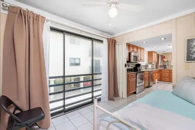 Gulf side condo be on the beach in minutes!