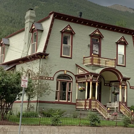 Cozy1890's Bungalow in Historic Georgetown. Ski Nearby.