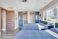 Luxury 4 BR w/ Serene Lake Views