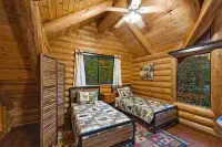 Verde River Lodge: Riverside Cabin Luxury with Hot Tub, Games & Wild Beauty