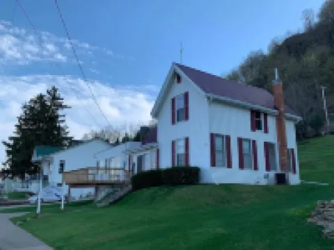 Charming House with Amazing Views! Next to Marina and Tiki Bar Hotels in Allamakee County
