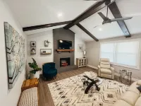 Renovated Ranch: 3BDRM 2BATH with King Bed, En-Suite, Sleeps 6, Hot Tub & more!