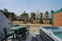 Luxury 4BR Townhouse with Hot Tub, Fireplace, Deck & Game Room in Conway, NH
