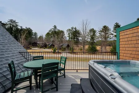 Luxury 4BR Townhouse with Hot Tub, Fireplace, Deck & Game Room in Conway, NH