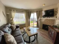 Stunning Lake View Retreat with Pool Side Patio Hotel a Garden