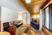 Secluded getaway on 2.5 acres with private patio, WiFi, & quiet location Hotels in Warren