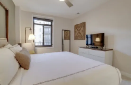 Stunning Views and Spacious Living - Elegant Urban Retreat