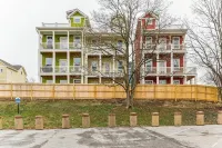 Spacious Living and Lush Greenery - Inviting Townhome Retreat Hotel a Green Hill