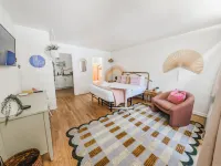 Cozy Studio with Private Balcony and Vintage Touches - Vibrant Charming Haven