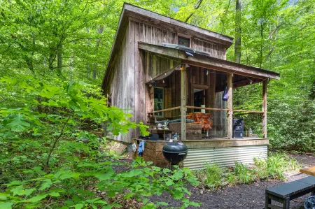 NEW! 30 Acre Secluded Glamping Experience - Private Hiking & Climbing Retreat in Red River Gorge, KY Отели в г. Ирвайн