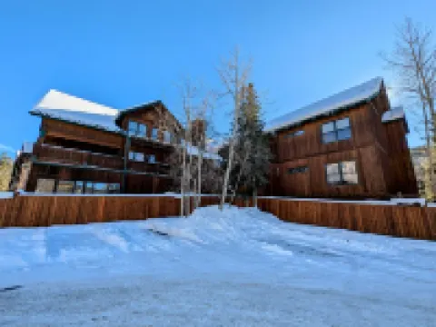Spacious Deck and Cozy Fireplace - Inviting Mountain Retreat