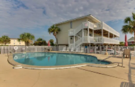 Top-floor condo with pool & great views - close to the beach