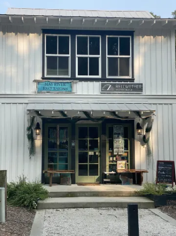 Heart of Downtown Exploration and Relaxation - Charming Historic Cottage