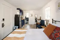 Charming Hideaway with Fast WiFi - Cozy and Stylish Retreat