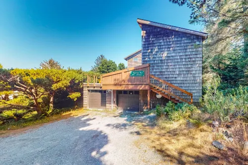 Updated dog-friendly home with fantastic ocean views - walk to the beach Hotels in Port Orford
