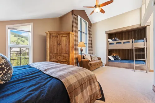 Elegant Design and Stunning Mountain Views - Luxurious Spacious Oasis