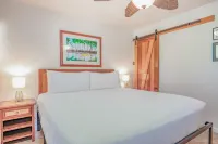 Third-floor condo in town with ocean view, lanai & pool - walk everywhere