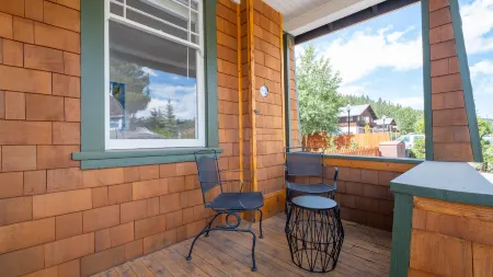 Charming Heritage Home with Eclectic Yard - Cozy Downtown Escape Отели рядом с достопримечательностью «California Historical Landmark 780-6: Transcontinental Railroad in Truckee»