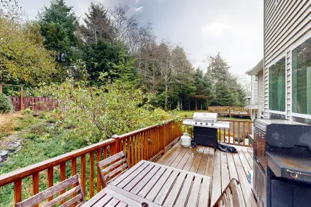 Modern Ocean Highlands home with Netarts Bay & ocean views, fireplace - dogs OK Отели в г. Нетартс