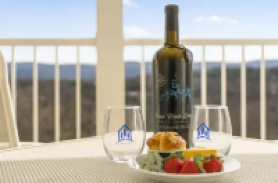 Resort Amenities and Scenic Lake Access - Charming Family Haven