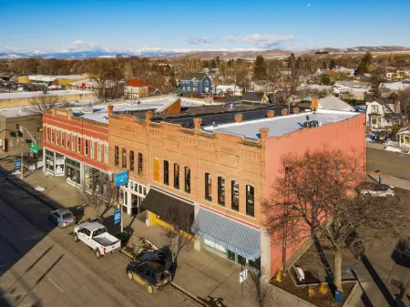 Charming Loft with City Views and Modern Kitchen - Spacious Retreat