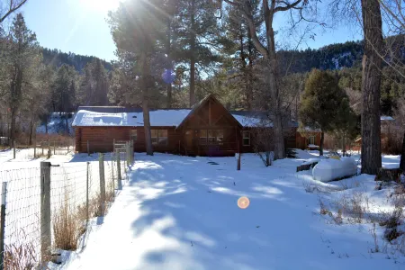 Stunning Cabin with Hot Tub and River Access - Charming Oasis