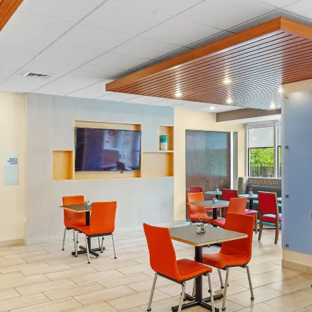 Holiday Inn Express & Suites MOBILE - UNIVERSITY AREA by IHG