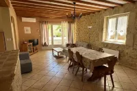 Uzès superb, comfortable gîte with swimming pool 700m from town center: