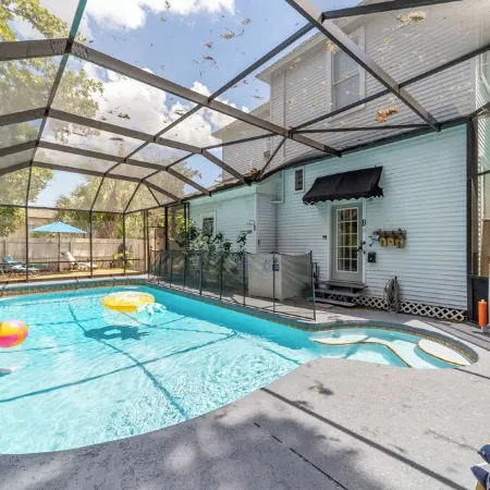 Private historic district apt with pool-suite A