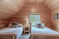 Delightful 3 bedroom cabin just 32 miles from YNP on Bills Island