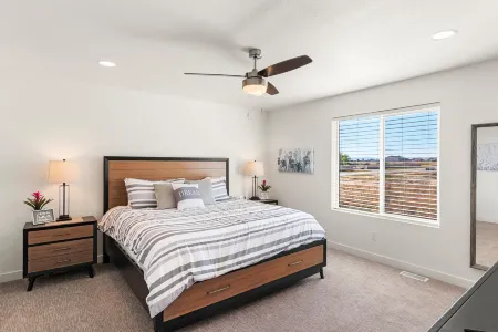 Charming Retreat - Fireplace, Bikes, Near Marina