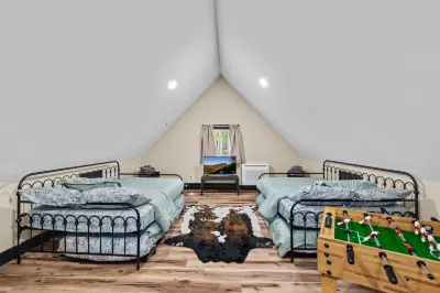 Cozy Lake Getaway: Walk to Beach & Playground