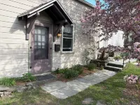 Charming loft cottage in tranquil Germantown with WiFi, AC