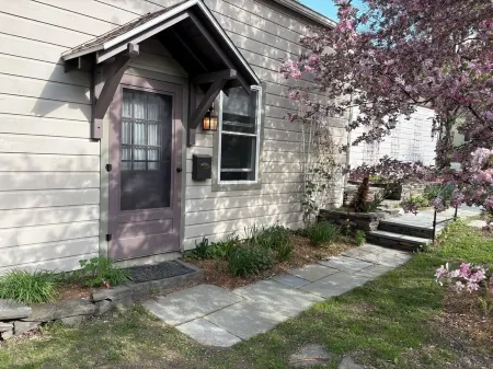 Charming loft cottage in tranquil Germantown with WiFi, AC