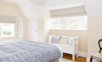 Newly Renovated Cottage 150m from Waterfront