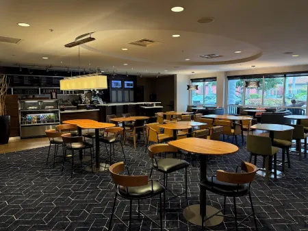 Courtyard Fort Myers at I-75 and Gulf Coast Town Center Отели в г. Три-Окс