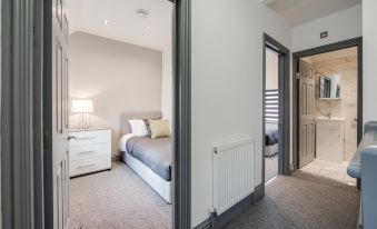 4 Bed - Sleeps 6 - Private Garden - Free Parking