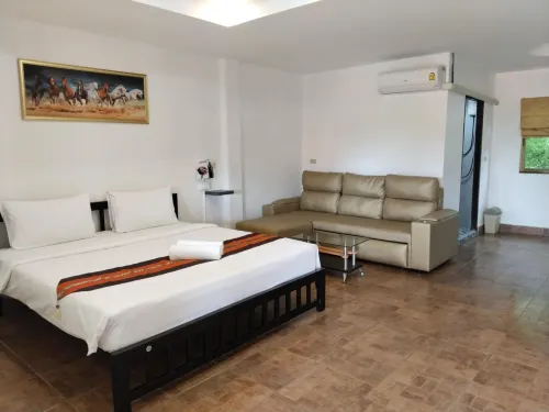 Phratamnak Inn - 100 Meter from Beach