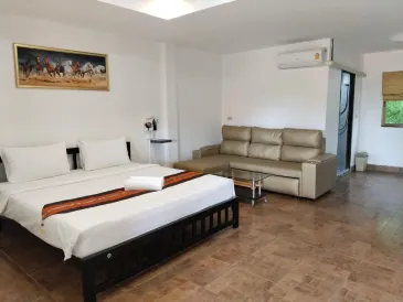 Phratamnak Inn - 100 Meter from Beach