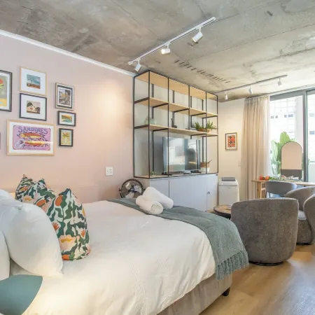 Eighty2 on M - Fluent Luxury Serviced Apartments Отели рядом с достопримечательностью «Три-Эркор-Бэй»