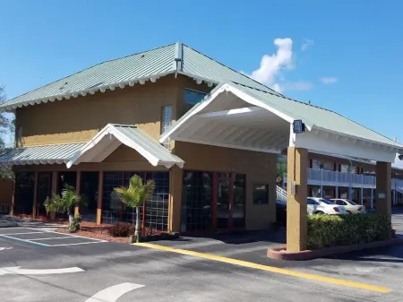 Econo Lodge Cocoa Beach - Near the Port Отели рядом с достопримечательностью «Публичная библиотека Коко-Бич»