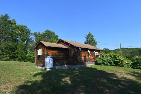 Whispering Hills - Couples Getaway Отели рядом с достопримечательностью «Парк штата Беркли Спрингс»