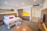 Young Federation Motor Inn and Services Club Hotels in Young