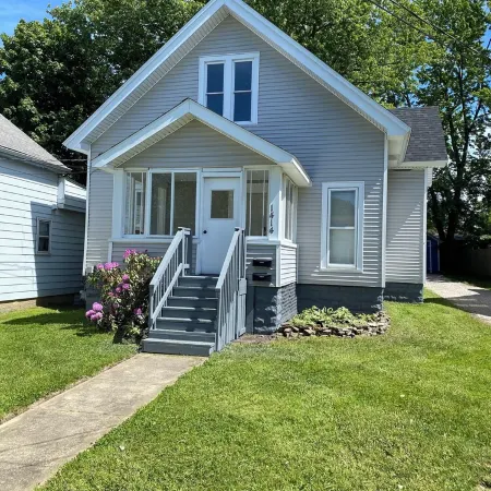 Charming 2-bedroom apartment with AC, WiFi, in The Historic Ashtabula Harbor