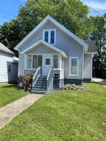 Charming 2-bedroom apartment with AC, WiFi, in The Historic Ashtabula Harbor