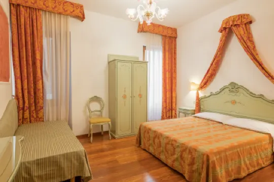 Hotel Al Sotoportego Отели рядом с достопримечательностью «Церковь Святых Апостолов»