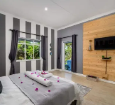 302 on Old Sea View Road Chelsea Hotels in 