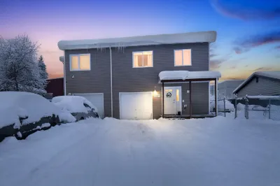 Fairbanks Fox Den 2 Bedroom Townhouse Hotels near Downtown