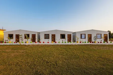 Lime Tree Hotel and Banquet Vrindavan Отели в г. Чхатикара