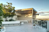 2Br Food Drink Hub Pool 2 Cars Gym Rooftop Hotels in Newstead